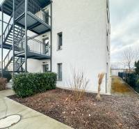 2 izb.BYT s POZEMKOM, PARKINGOM, Golf rezort Hrubá Borša - Budova s exteriérovými schodmi v Hrubej Borši na Golfovej ulici pri 2-izbovom byte.