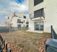 2 izb.BYT s POZEMKOM, PARKINGOM, Golf rezort Hrubá Borša - Exteriér 2-izbového bytu na Golfovej ulici v Hrubej Borši s malým dvorom.