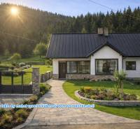 Predaj, rodinný dom Sliačany, Donovaly - Rodinný dom v Donovaloch obklopený zeleňou a slnečnými lúčmi na záhrade.