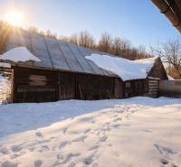 Predaj, rodinný dom Sliačany, Donovaly - Zasnežený rodinný dom v Donovaloch obklopený zimnou krajinou a stromami.