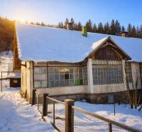 Predaj, rodinný dom Sliačany, Donovaly - Zasnežený rodinný dom v Donovaloch obklopený lesom a oplotením.