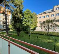 Na predaj 2,5 izbový byt v pôvodnom stave, 79 m2, Pod Sokolice, TN - Pohľad z balkóna 2-izbového bytu na Pod Sokolice v Trenčíne s výhľadom do zelene.