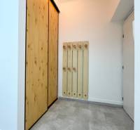 Na predaj 2,5 izbový byt v pôvodnom stave, 79 m2, Pod Sokolice, TN - Predsieň s podlahou s dreveným dekorom a vstavanou skriňou v 2-izbovom byte.