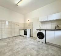 Na predaj 2,5 izbový byt v pôvodnom stave, 79 m2, Pod Sokolice, TN - Kuchyňa v 2-izbovom byte s dlaždicami, bielou linkou a spotrebičmi.