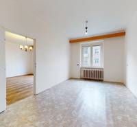 Na predaj 2,5 izbový byt v pôvodnom stave, 79 m2, Pod Sokolice, TN - Priestranná miestnosť v 2-izbovom byte s oknom a podlahou s dreveným dekorom.