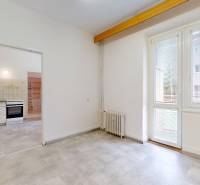 Na predaj 2,5 izbový byt v pôvodnom stave, 79 m2, Pod Sokolice, TN - Interiér 2-izbového bytu s podlahou s dreveným dekorom a prístupom na balkón.