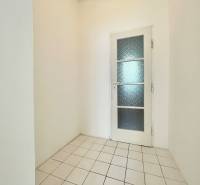 Na predaj 2,5 izbový byt v pôvodnom stave, 79 m2, Pod Sokolice, TN - Biele dvere s presklením v 2-izbovom byte na dlažbe.