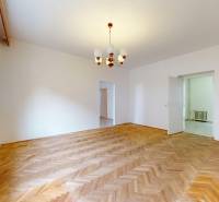 Na predaj 2,5 izbový byt v pôvodnom stave, 79 m2, Pod Sokolice, TN - Izba 2-izbového bytu s lustrom a podlahou s dreveným dekorom.