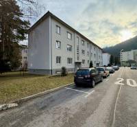 Na predaj 2,5 izbový byt v pôvodnom stave, 79 m2, Pod Sokolice, TN - Bytový dom s parkovacími miestami na ulici Pod Sokolice v Trenčíne, priestor pre 2-izbový byt.