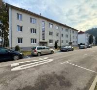 Na predaj 2,5 izbový byt v pôvodnom stave, 79 m2, Pod Sokolice, TN - Bytový dom na ulici Pod Sokolice v Trenčíne s parkovaním pre 2-izbové byty.