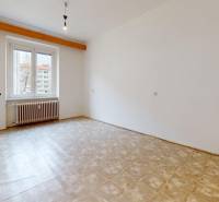 Na predaj 2,5 izbový byt v pôvodnom stave, 79 m2, Pod Sokolice, TN - Izba v 2-izbovom byte s oknom a podlahou s dreveným dekorom.