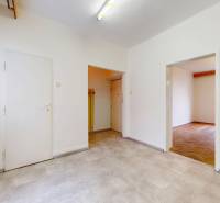 Na predaj 2,5 izbový byt v pôvodnom stave, 79 m2, Pod Sokolice, TN - V 2-izbovom byte sú svetlé steny a podlaha s dreveným dekorom.