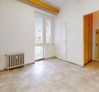 Na predaj 2,5 izbový byt v pôvodnom stave, 79 m2, Pod Sokolice, TN - Interiér 2-izbového bytu so svetlou podlahou a vstupom na balkón.