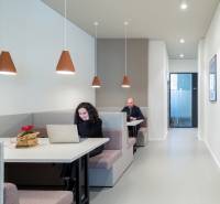 Neobmedzený prístup do coworkingu v oblasti HQ Seberiniho - Kancelárie s minimalistickým umiestnením sedení a závesných svietidiel, dekoračné obrazy na stenách.