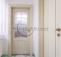 NA PREDAJ priestranný 4-izbový rodinný dom v Plaveckom Štvrtku - Interiér rodinného domu s dverami z dreveného dekoru a závesmi s vyšívaným vzorom.