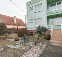 NA PREDAJ priestranný 4-izbový rodinný dom v Plaveckom Štvrtku - Exteriér rodinného domu v Plaveckom Štvrtku, záhrada s krovinami a schodmi.