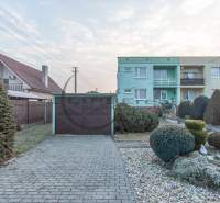 NA PREDAJ priestranný 4-izbový rodinný dom v Plaveckom Štvrtku - Rodinný dom v Plaveckom Štvrtku s garážou a upravenou záhradou, obklopený okrasnými kríkmi.