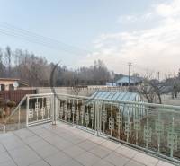 NA PREDAJ priestranný 4-izbový rodinný dom v Plaveckom Štvrtku - Terasa rodinného domu v Plaveckom Štvrtku s výhľadom na záhradu a skleník.