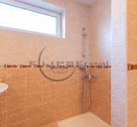 NA PREDAJ priestranný 4-izbový rodinný dom v Plaveckom Štvrtku - Kúpeľňa v rodinnom dome s jednou sprchou a keramickými obkladmi.