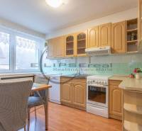 NA PREDAJ priestranný 4-izbový rodinný dom v Plaveckom Štvrtku - Kuchyňa v rodinnom dome s dreveným dekorom a svetlým nábytkom.