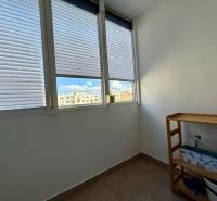 EXKLUZÍVNE - Pekný 1i byt po rekonštrukcii 38m2, loggia, Na hlinách - Presklený balkón 1-izbového bytu s výhľadom, s poličkou a okenicami.