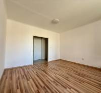 EXKLUZÍVNE - Pekný 1i byt po rekonštrukcii 38m2, loggia, Na hlinách - V 1-izbovom byte sa nachádza priestranná miestnosť s podlahou s dreveným dekorom.