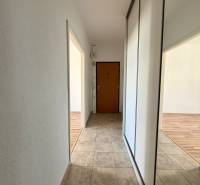 EXKLUZÍVNE - Pekný 1i byt po rekonštrukcii 38m2, loggia, Na hlinách - Chodba 1-izbového bytu s dlažbou, vstavanou skriňou a zrkadlom, podlaha s dreveným dekorom.