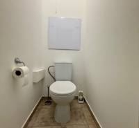 EXKLUZÍVNE - Pekný 1i byt po rekonštrukcii 38m2, loggia, Na hlinách - Toaleta s ventilátorom v 1-izbovom byte, s dlažbou na podlahe.