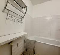 EXKLUZÍVNE - Pekný 1i byt po rekonštrukcii 38m2, loggia, Na hlinách - Kúpeľňa s vaňou, poličkou a háčikmi v 1-izbovom byte.