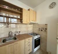 EXKLUZÍVNE - Pekný 1i byt po rekonštrukcii 38m2, loggia, Na hlinách - Kuchyňa s plynovým sporákom a dekorom kávy v 1-izbovom byte.