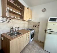 EXKLUZÍVNE - Pekný 1i byt po rekonštrukcii 38m2, loggia, Na hlinách - Kuchyňa v 1-izbovom byte s retro chladničkou, mikrovlnkou a kuchynskou linkou.