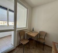 EXKLUZÍVNE - Pekný 1i byt po rekonštrukcii 38m2, loggia, Na hlinách - Jedálenský kút v 1-izbovom byte s výhľadom na lodžiu s dlažbou.