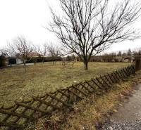 Stavebný pozemok v tichej lokalite , Kittsee - Pozemok v Kittsee s dreveným plotom a stromami pripravený na bývanie.