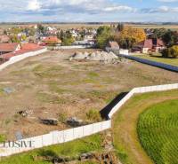 NA PREDAJ STAVEBNÉ POZEMKY, VEĽKÉ ÚĽANY –BELLINDA PARK - Pozemok na Bellinda Park, Veľké Úľany, obkolesený plotom. Pozemky - bývanie.