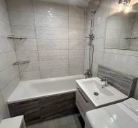 Prenajom 3 izb. bytu na Vajanskeho v NZ - Kúpeľňa s vaňou a umývadlom v 3-izbovom byte, neutrálny dizajn a svetlé obklady.