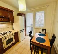 Prenajom 3 izb. bytu na Vajanskeho v NZ - Kuchyňa v 3-izbovom byte s plynovým sporákom, jedálenským stolom a dlažbou.
