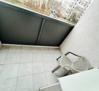 Prenajom 3 izb. bytu na Vajanskeho v NZ - Balkón 3-izbového bytu na S.H. Vajanského v Nových Zámkoch s plastovým nábytkom.