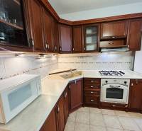Prenajom 3 izb. bytu na Vajanskeho v NZ - Kuchyňa v 3-izbovom byte s tmavým dreveným dekorom a kachličkami.