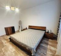 Prenajom 3 izb. bytu na Vajanskeho v NZ - Spálňa v 3-izbovom byte s podlahou s dreveným dekorom a moderne zariadeným nábytkom.