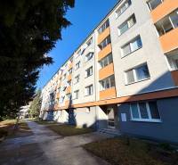  NA PREDAJ 2 -IZB BYT s LOGGIOU, KALINČIAKOVA UL. SENICA - Bytový dom na Kalinčiakovej ulici v Senici, vhodný pre 2-izbový byt.