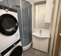 NA PREDAJ 2 -IZB BYT s LOGGIOU, KALINČIAKOVA UL. SENICA - Kompaktná kúpeľňa v 2-izbovom byte s práčkou, sprchovacím kútom a umývadlom.