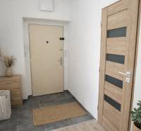  NA PREDAJ 2 -IZB BYT s LOGGIOU, KALINČIAKOVA UL. SENICA - Predsieň v 2-izbovom byte s dlažbou, drevodekorovou podlahou a vchodovými dverami.