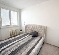  NA PREDAJ 2 -IZB BYT s LOGGIOU, KALINČIAKOVA UL. SENICA - Spálňa v 2-izbovom byte so svetlou posteľou a pruhovanou prikrývkou.
