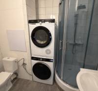  NA PREDAJ 2 -IZB BYT s LOGGIOU, KALINČIAKOVA UL. SENICA - Kúpeľňa s toaletou, sprchovacím kútom a spotrebičmi v 2-izbovom byte.