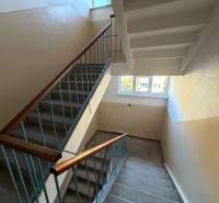  NA PREDAJ 2 -IZB BYT s LOGGIOU, KALINČIAKOVA UL. SENICA - Schodisko v 2-izbovom byte s jednoduchým zábradlím a oknom prepúšťajúcim svetlo do priestoru.