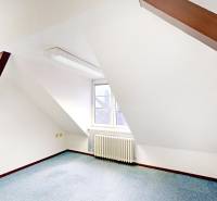 3D, kancelárske priestory od 16 m2, Grösslingova ul., Staré Mesto - Podkrovná kancelária s modrým kobercom a šikmým stropom.