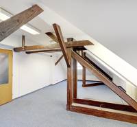 3D, kancelárske priestory od 16 m2, Grösslingova ul., Staré Mesto - Podkrovné kancelárie s drevenými trámami a presklenými dverami.