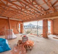 NA PREDAJ NOVOSTAVBA moderný 4-izbový rodinný dom v Malých Levároch - Stavba rodinného domu s drevenými trámami a tehálmi, Agátová ulica, Malé Leváre.