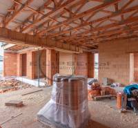 NA PREDAJ NOVOSTAVBA moderný 4-izbový rodinný dom v Malých Levároch - Výstavba rodinného domu na Agátovej ulici v Malých Levároch, s otvorenou strešnou konštrukciou.