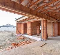 NA PREDAJ NOVOSTAVBA moderný 4-izbový rodinný dom v Malých Levároch - Rodinný dom na Agátovej ulici v Malých Levároch vo fáze hrubej stavby.